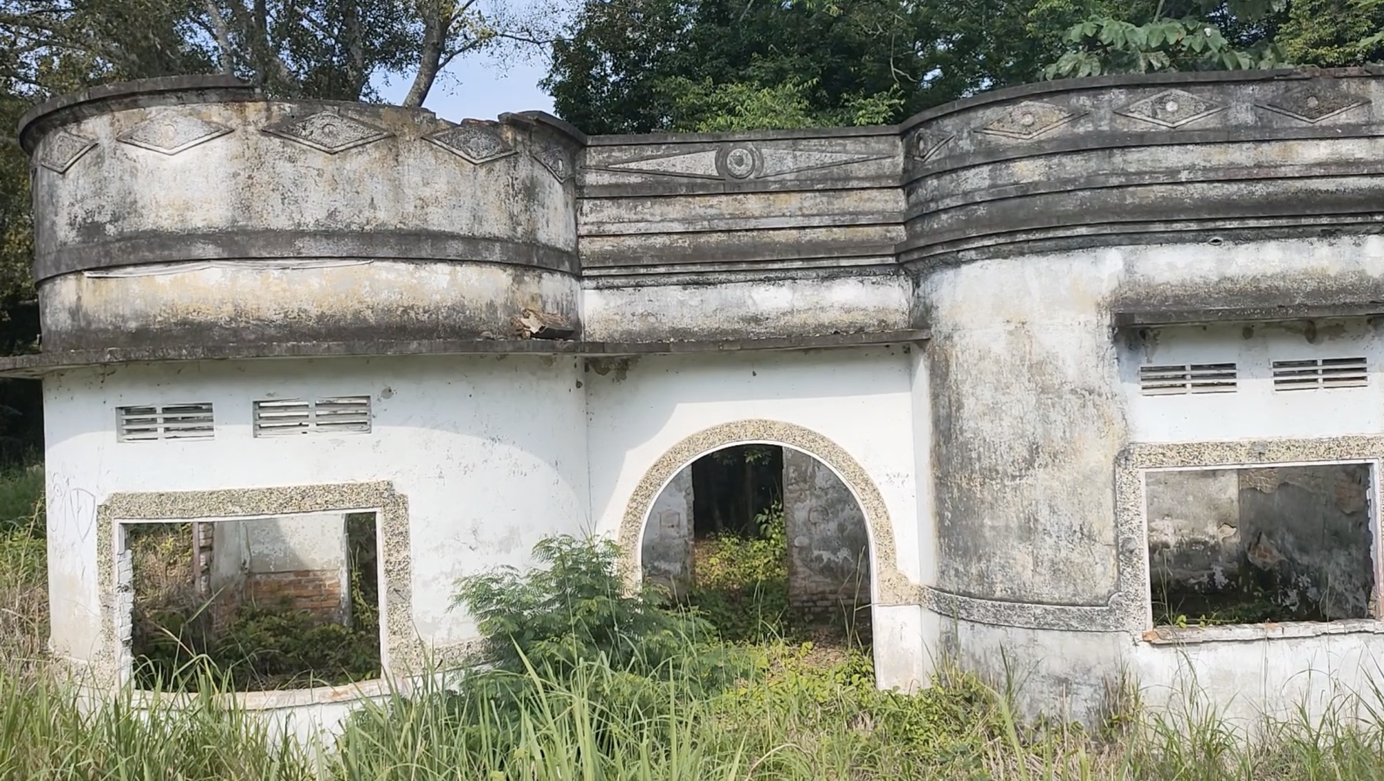 Maison en ruine à Armero en Colombie, envahie par la végétation