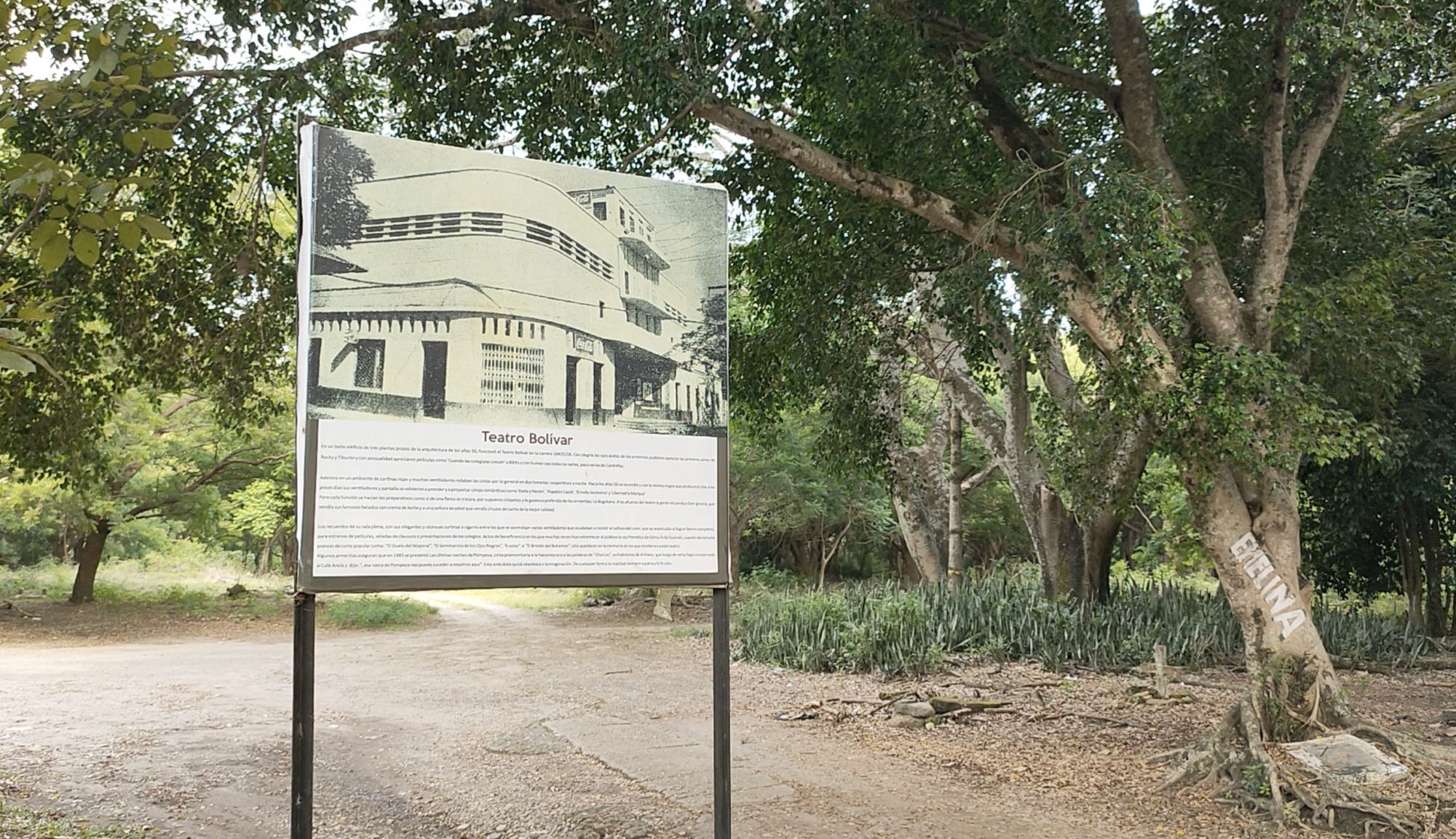 Vestiges d’une rue et murs effondrés à Armero en Colombie