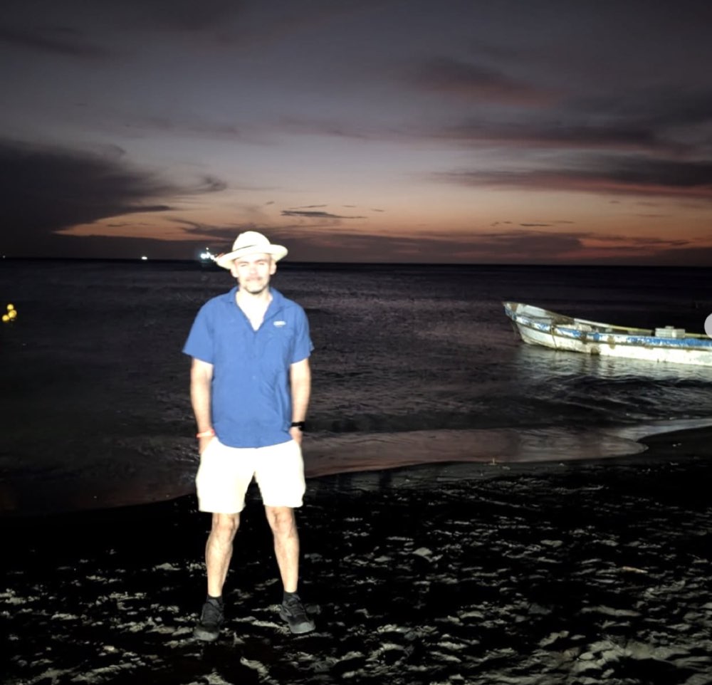 Travel Planner Colombie sur une plage des Caraïbes au coucher du soleil