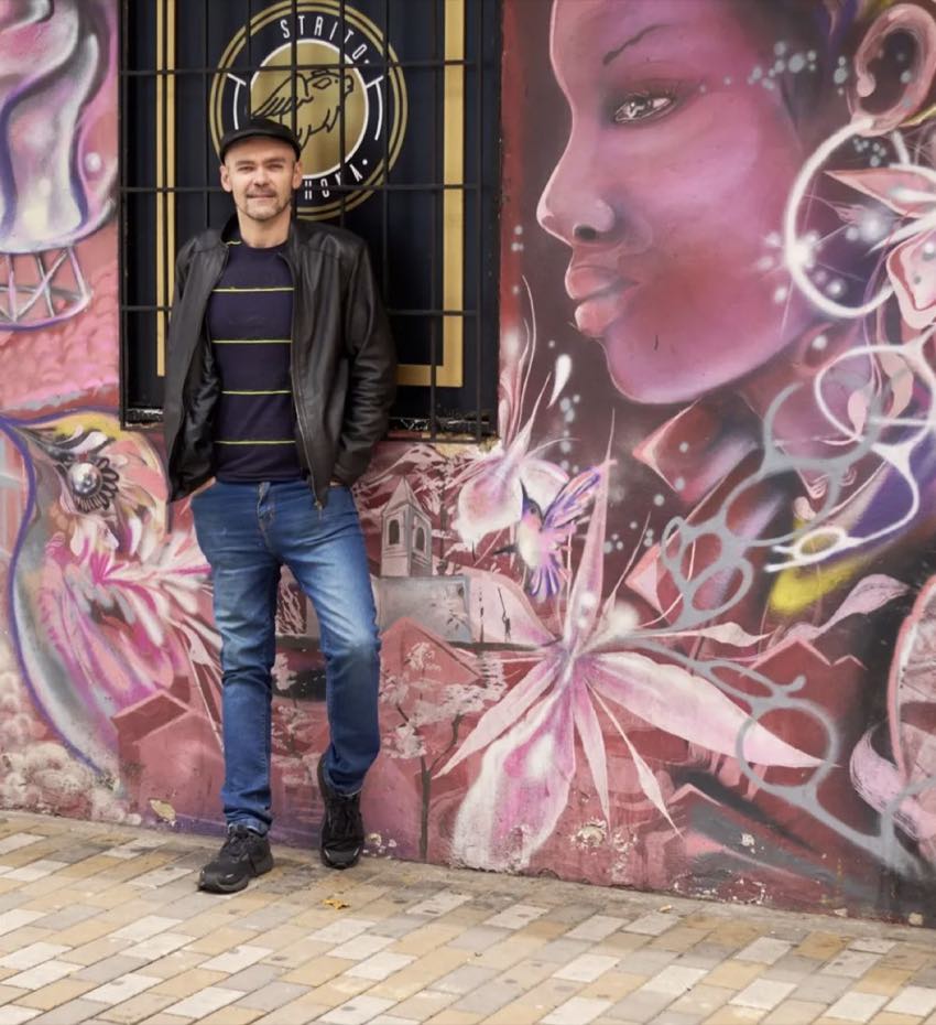 Travel Planner Colombie à Bogotá devant une fresque colorée