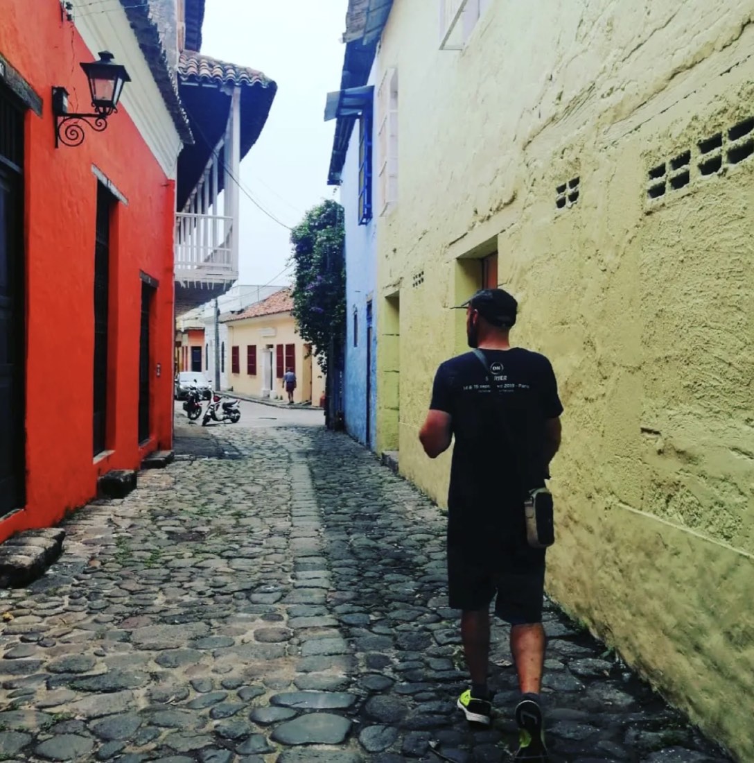 Rue coloniale colorée pour un article sur la sécurité en Colombie