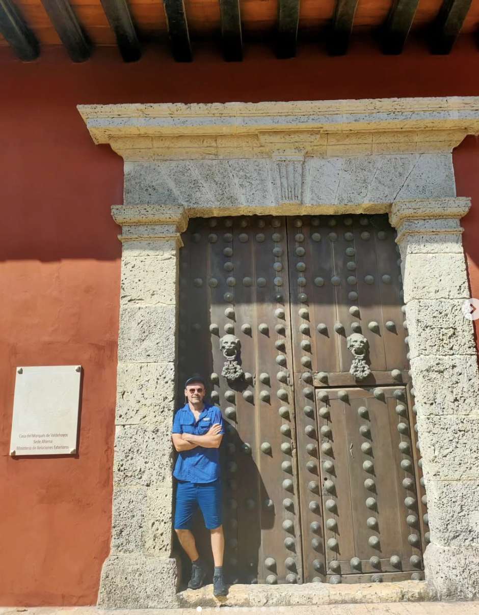 Carthagène Colombie, porte coloniale et façade rouge